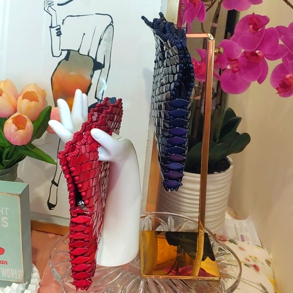 Pair of Handmade Wood bead clutch bags red and blue - Picture 7 of 16